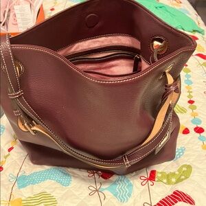 Dooney and Bourke Elegant Burgundy Leather Tote Bag